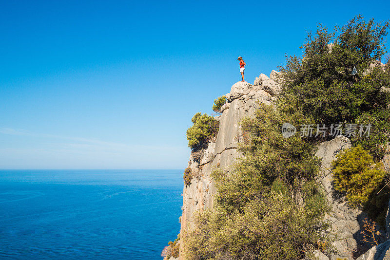 女人在顶端。来自Oludeniz的蝴蝶谷。Fethiye Mugla,土耳其。